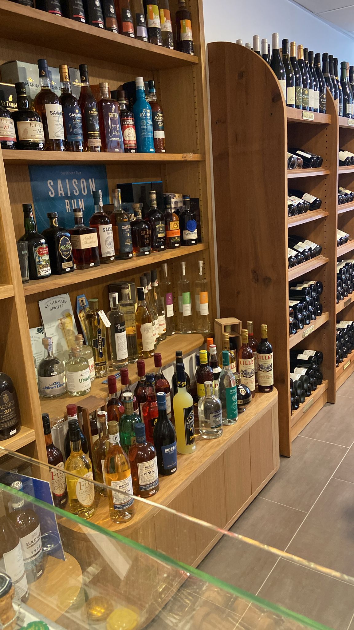 Étagères de spiritueux, whiskies et rhums à La Cave Solognote